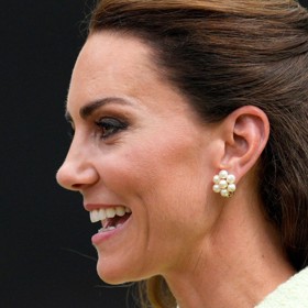 Náušnice zvolila Kate Middleton perlové ve tvaru kytičky. 