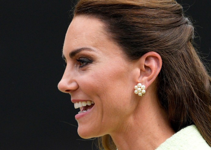Náušnice zvolila Kate Middleton perlové ve tvaru kytičky. 