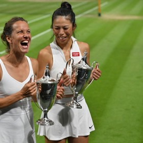 Tchajwanka Hsieh Su-wei (vpravo) a Barbora Strýcová drží své trofeje poté, co zvítězily během finálového tenisového zápasu ženské čtyřhry v poslední den letošního Wimbledonu.