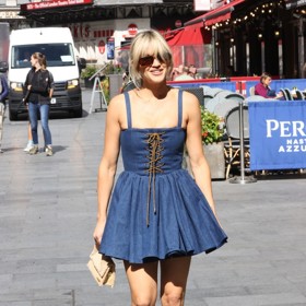 A povedl se i výběr doplňků. Postarala se o to kabelka v tělové barvě od momentálně velmi módní značky Jacquemus a lodičky ve velmi podobném nude odstínu.