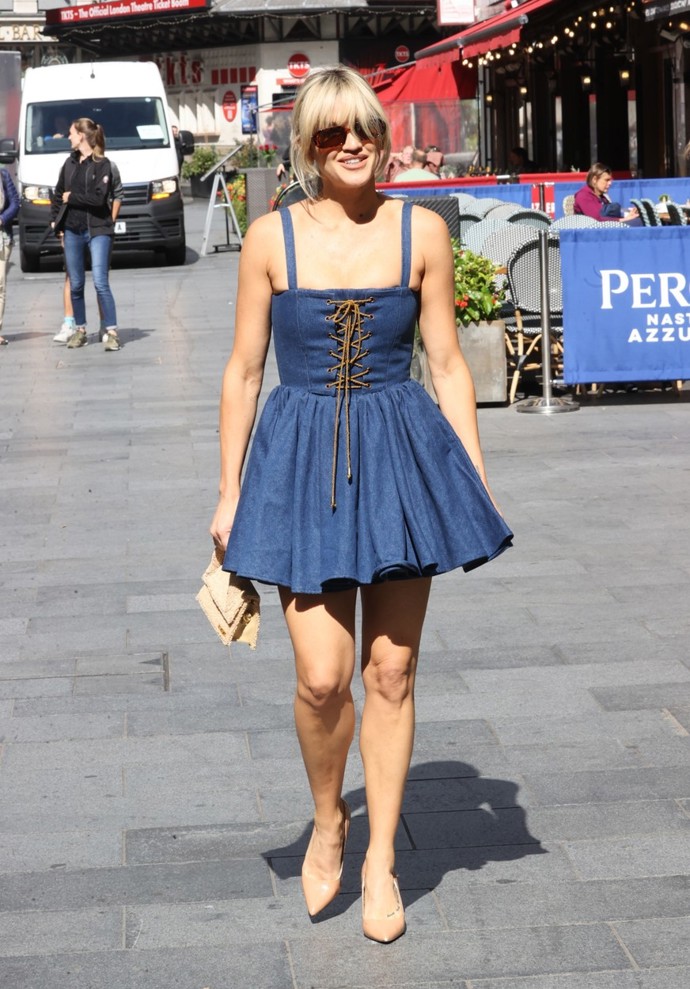 A povedl se i výběr doplňků. Postarala se o to kabelka v tělové barvě od momentálně velmi módní značky Jacquemus a lodičky ve velmi podobném nude odstínu.