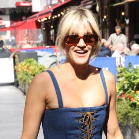 Tanečnice a zpěvačka Ashley Roberts vsadila na šněrovačku na předním díle denimových šatů. Vyvedená kombinace.