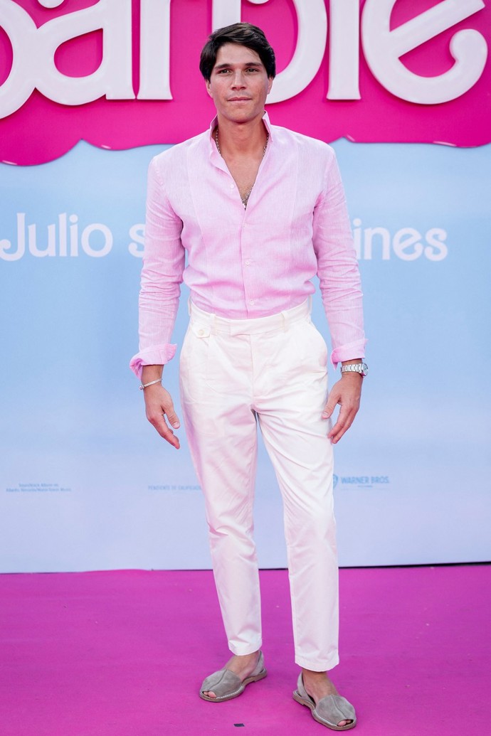 Světlé tóny a růžová. Ztělesnění ikonického panáčka v praxi. (Pablo Castellano na promítání filmu Barbie v Madridu)