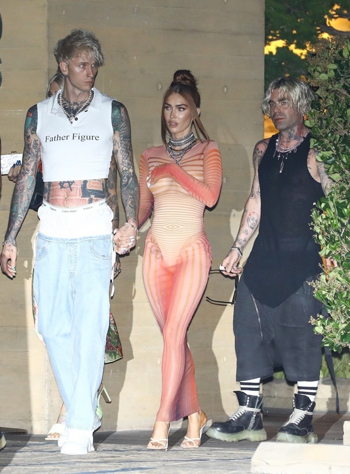 Takto vyšňořeni se snoubenci Megan Fox a Machine Gun Kelly nedávno objevili v ulicích Malibu cestou do restaurace Nobu.