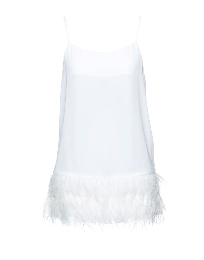 Jednoduché minišaty na ramínka s péřovou lištou. (Relish, 1 690 Kč)