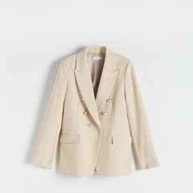 Klasický dvouřadý blejzr ve smetanově krémovém odstínu působí ještě o třídu elegantněji. (Reserved, 1 399 Kč)