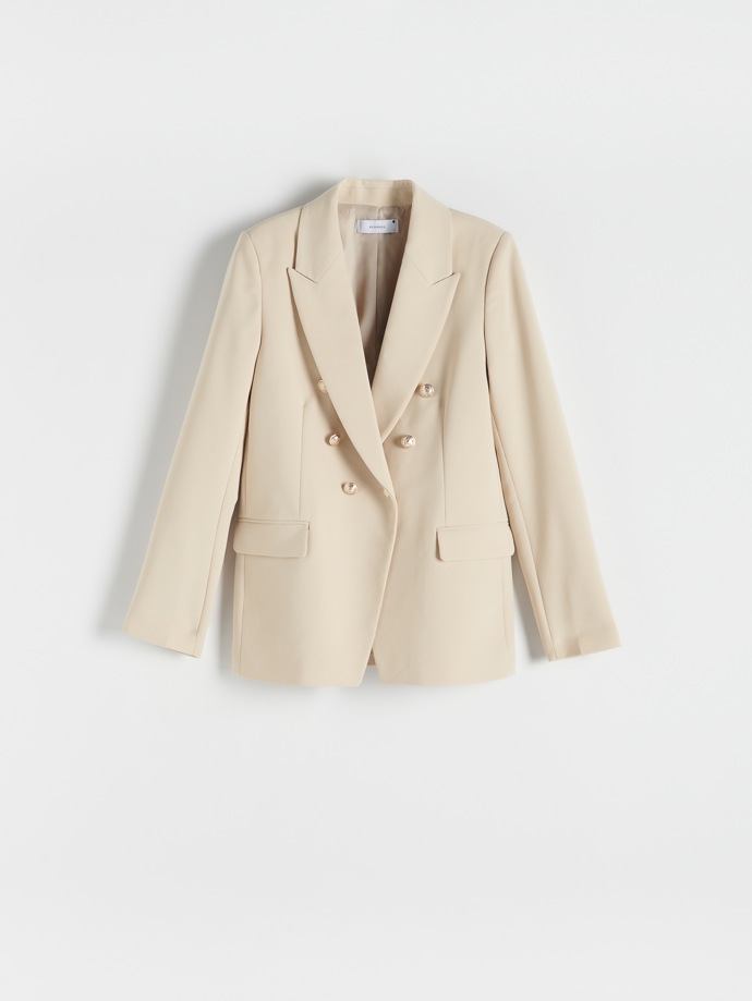 Klasický dvouřadý blejzr ve smetanově krémovém odstínu působí ještě o třídu elegantněji. (Reserved, 1 399 Kč)