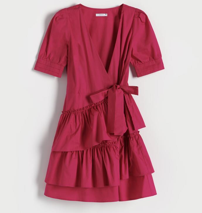 Na zavinovacích šatech vytváří hravé vrstvení. (Reserved, 799 Kč)