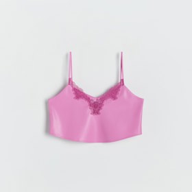 Crop top s krajkovým prvkem by se v šatníku Barbie skvěle vyjímal. (Reserved, 399 Kč)