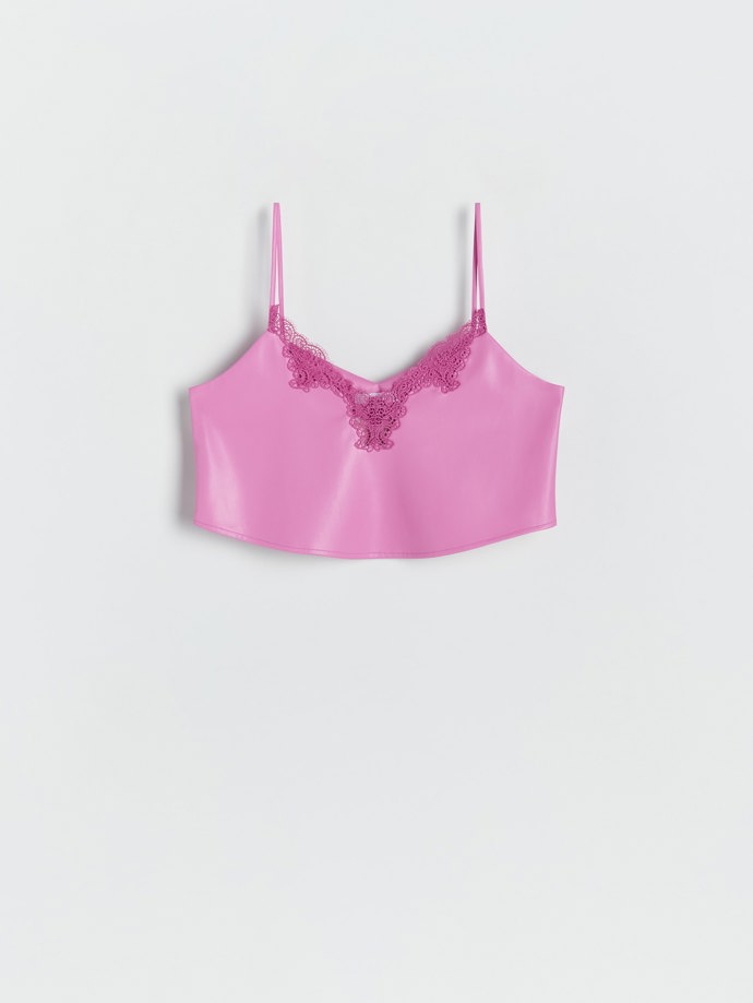 Crop top s krajkovým prvkem by se v šatníku Barbie skvěle vyjímal. (Reserved, 399 Kč)