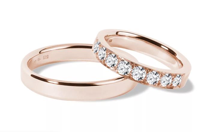 Set snubních prstenů z růžového zlata zdobených diamanty. (Klenota, 72 900 Kč)