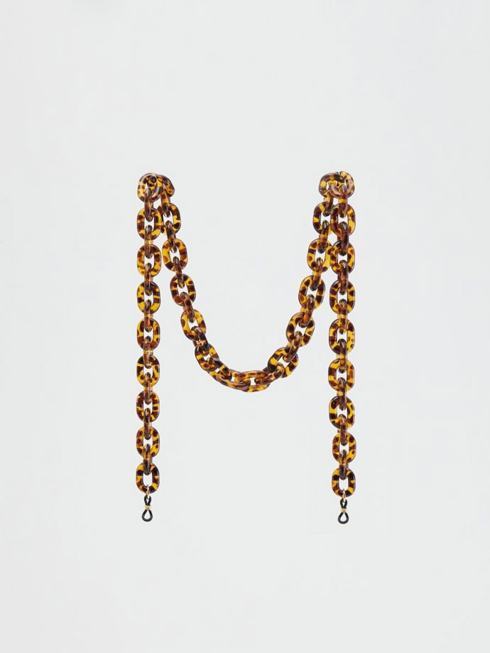 ... nebo jako zmiňované trendy řetízky na brýle! (Reserved, 299 Kč)