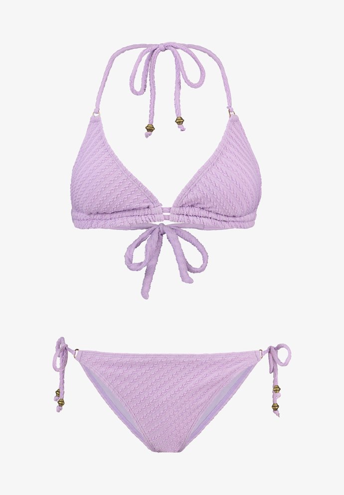 Stále ale ještě máme léto. Plavky v levandulovém tónu rozhodně ještě využijete. (Shiwi, 1 390 Kč)