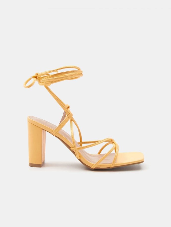 Oranžové s výrazným podpatkem. (Sinsay, 599 Kč)