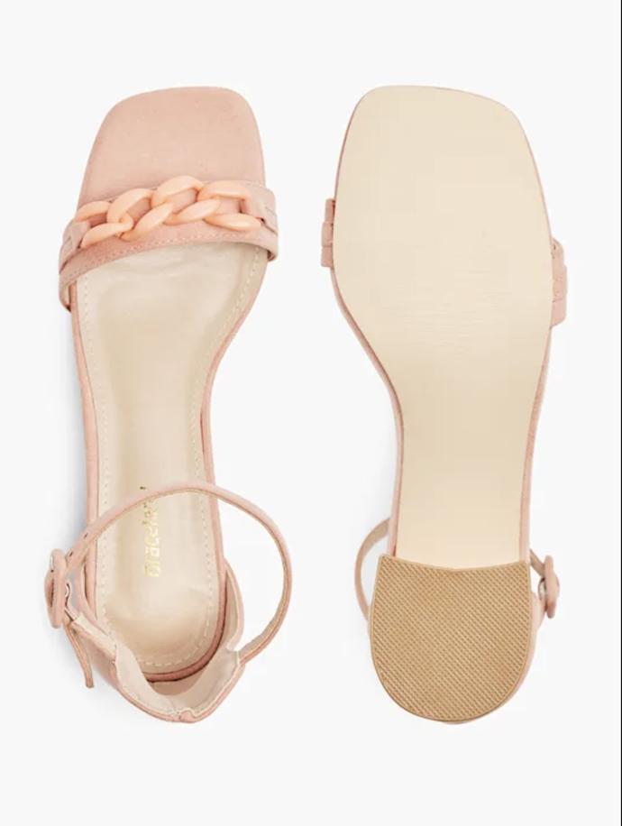 Variantu sandálků v pastelových tónech najdete v obchodech Deichmann také v dětských velikostech. (649 Kč)