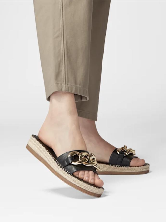 Řetězy najdete také na pohodlných pantoflích. (Deichmann, 399 Kč)