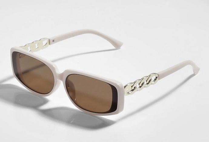 Detail v podobě řetízku se též objevil na slunečních brýlích. (Boohoo, 559 Kč)