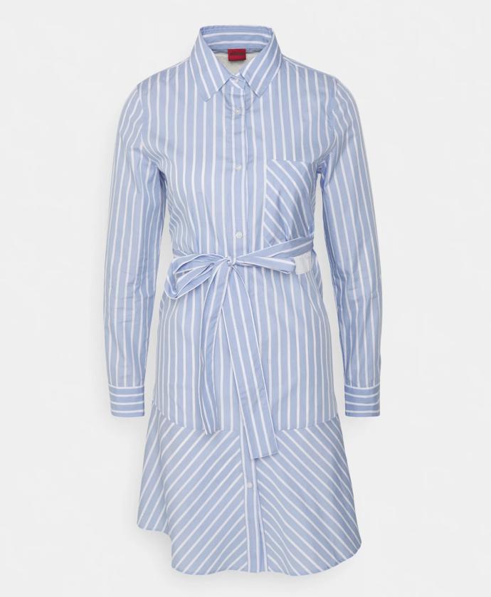 Košilové šaty s asymetrickým prvkem (Hugo Boss, 3 690 Kč)