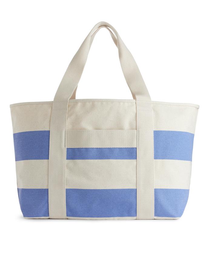 Plážová taška (Arket, 1 490 Kč)