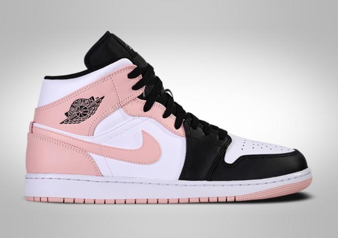 Klasika v podání oblíbených tenisek ožila s růžovým akcentem. (Nike, 4 590 Kč)