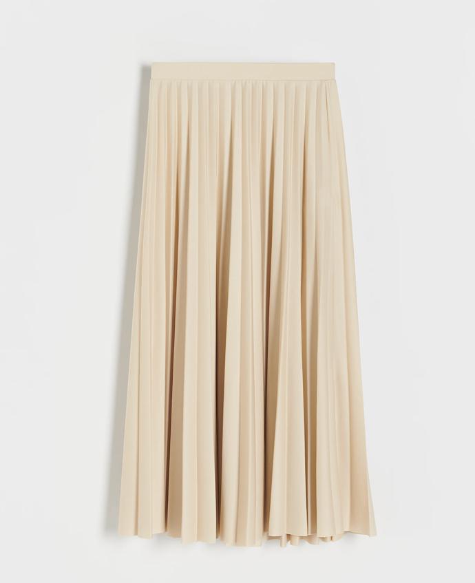 Plisovaná sukně v módním odstínu a trendy midi délce. (Reserved, 599 Kč)