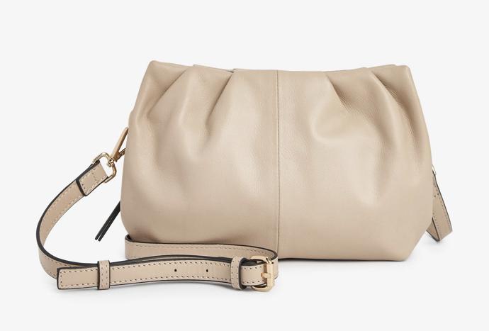 A chybět nesmí ani kabelka v nadčasovém odstínu, kterou doladíte každý elegantní outfit. (Next, 1 540 Kč)