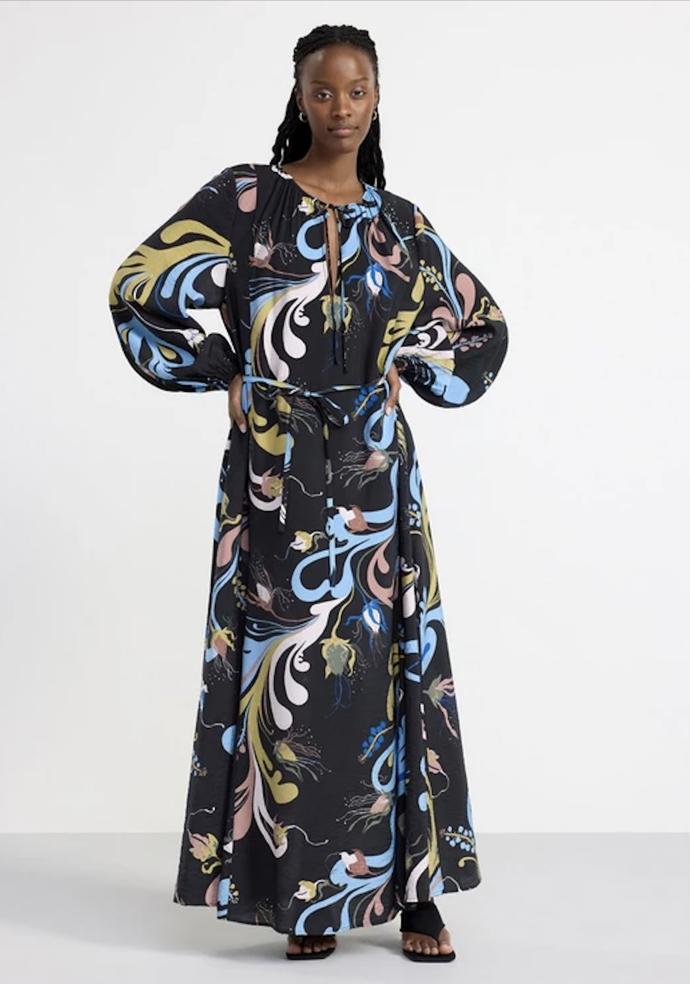 Ani maxivzory si nemusíte odpírat. Zvolte varianty v tmavších tónech a jednoduché tvary. (Lindex, 2 999 Kč)