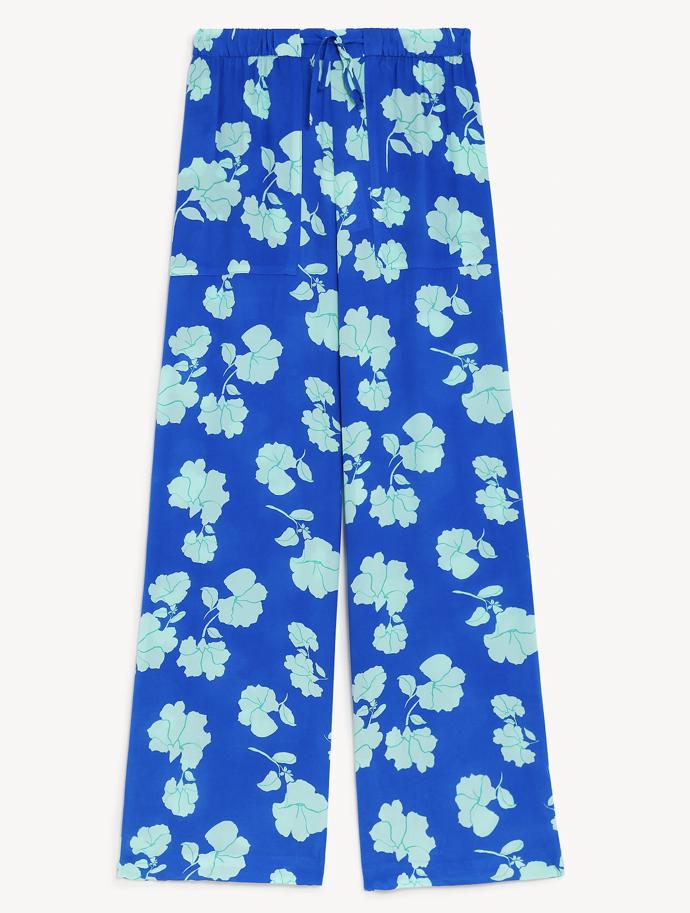 Vzorovaný model volnočasových kalhot najdete v Marks&Spencer. (1 899 Kč)