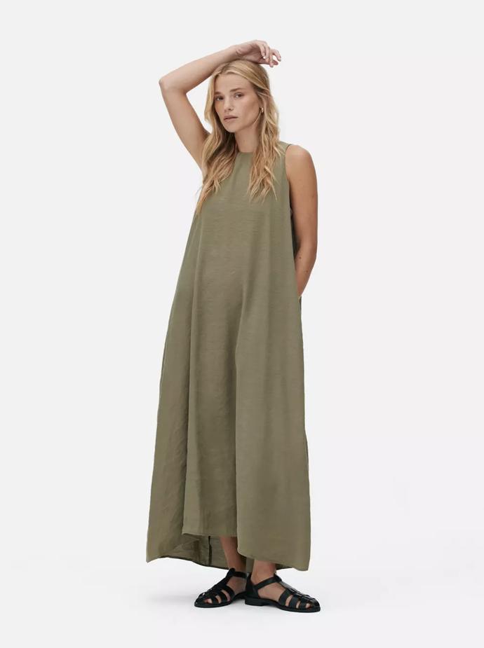 Áčkový střih a volná silueta. Vhodné i k nošení s páskem. (Primark, 540 Kč)