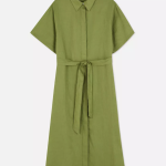 Stejně jednoduché, jen vyzbrojeny límečkem a přinechanými rukávy. (Košilové šaty, Primark, 640 Kč)