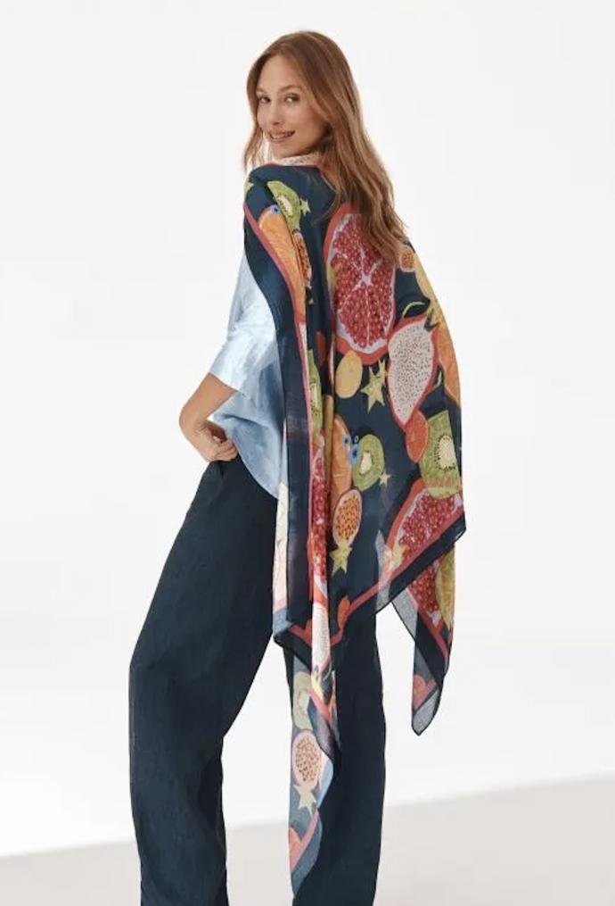 Jak nosit šátek? V létě na mnoho způsobů. Pokud vyberete zajímavý motiv, klidně jej vystavte na odiv v celé jeho kráse. (Tatuum, 899 Kč)