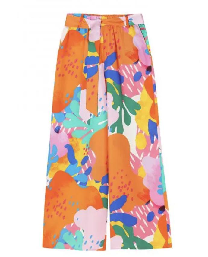 Pořádně oslnit dovedou motivy na palazzo kalhotách v pestrobarevném provedení. Ideální k bílému volnému topu. (Tatuum, 1 999 Kč)
