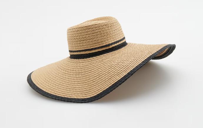 Do povinné letní výbavy skvěle zapadne i rozměrný širák. (Reserved, 699 Kč)