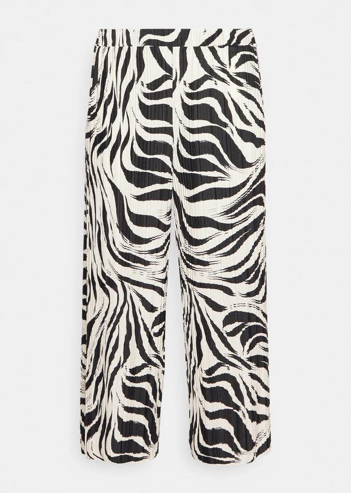 Zvířecí motivy výrazným křivkám rozhodně nejsou zapovězeny. (Anna Field Curvy, 899 Kč)