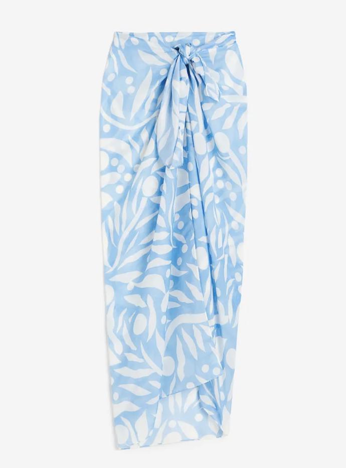 Sarong, čili šátek vázaný jako sukně, pořídíte např. v H&M. (399 Kč)