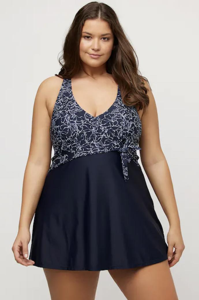 Tankiny jistě znáte. Ale už jste slyšely o koupacích šatech? Elegantní variantu nabízí například značka Ulla Popken. (1 799 Kč)