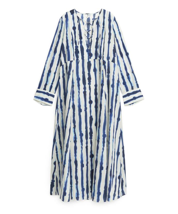 Sluší i midi variantám tunikových modelů. (Arket, 3 190 Kč)