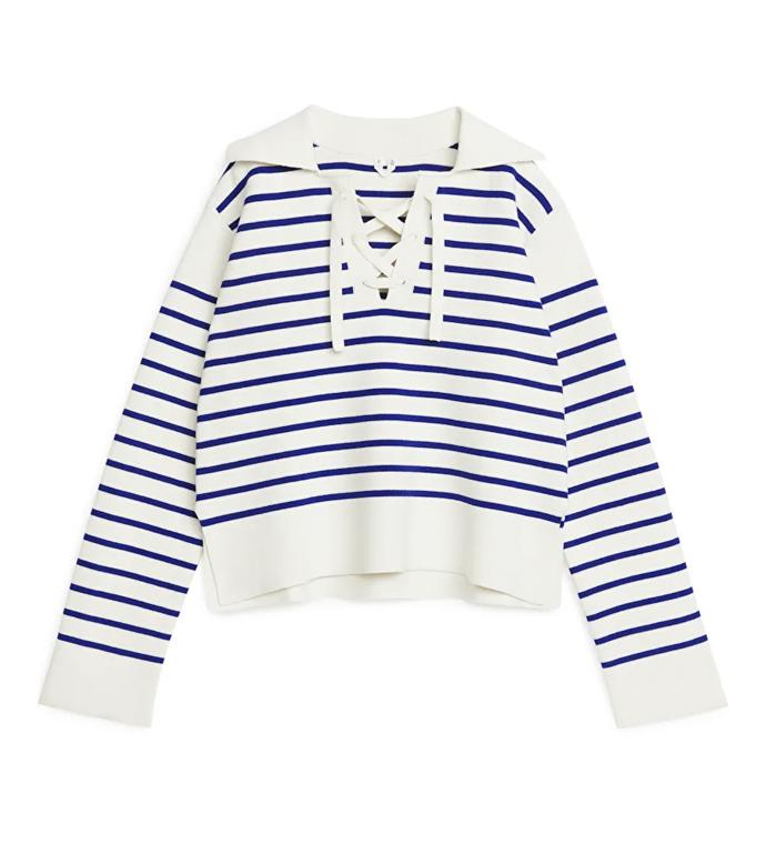 Pulovr s širokým límcem a šněrováním v oblíbeném námořnickém stylu. (Arket, 2 200 Kč)