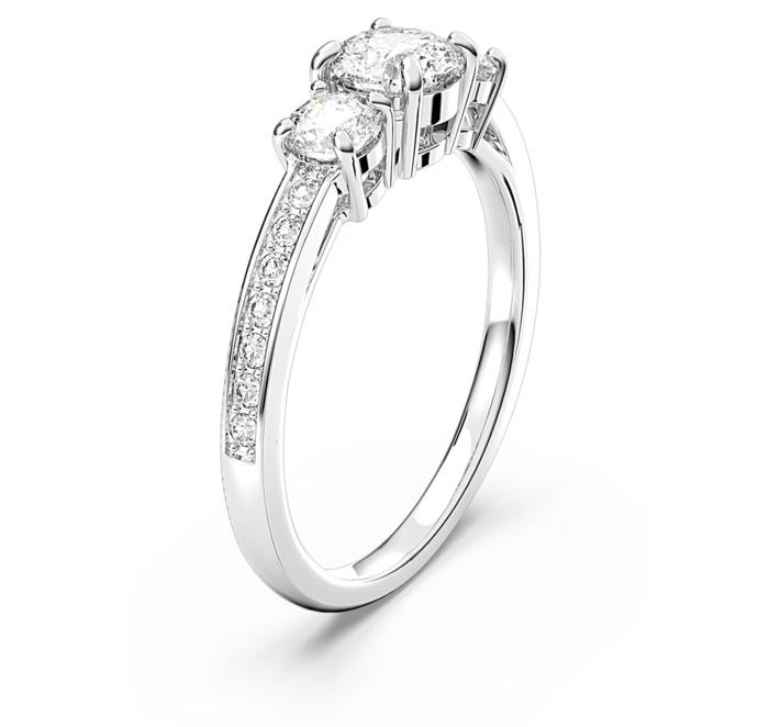 Prsten s trojicí křišťálů najdete také u značky Swarovski. (2 750 Kč)