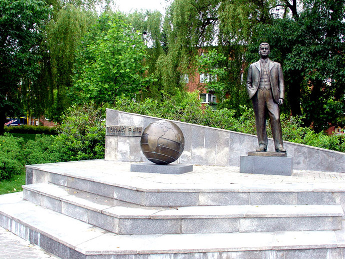 V Otrokovicích je také k vidění jeho socha.