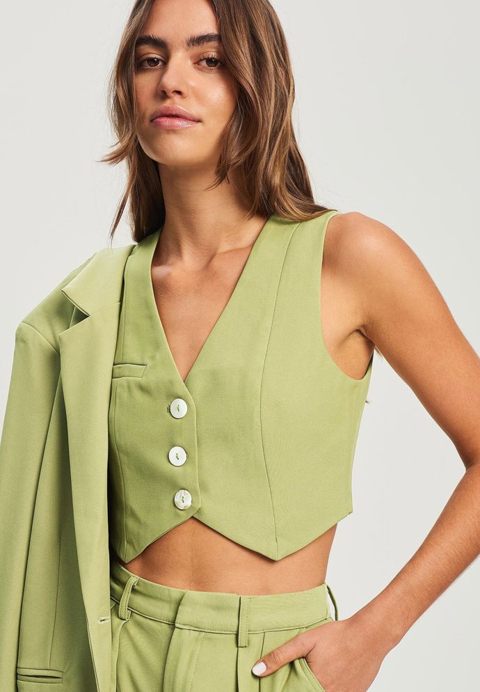 Vesta jako slušivý crop top v monochromatickém outfitu. (ST MRLO, 1 999 Kč)