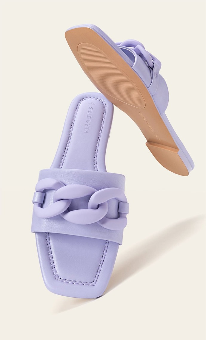 Pastelové pantoflíčky s řetězovými detaily. (Stradivarius, 599 Kč)