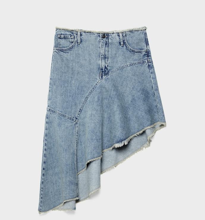 Jediný maxivolán na džínové sukni Stradivarius. (599 Kč)