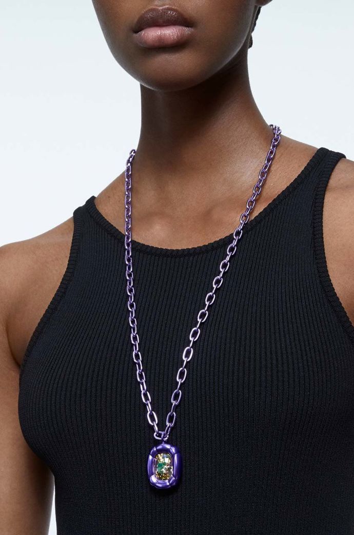 Řetízkový náhrdelník s výrazným krystalem. (Swarovski, 2 399 Kč)