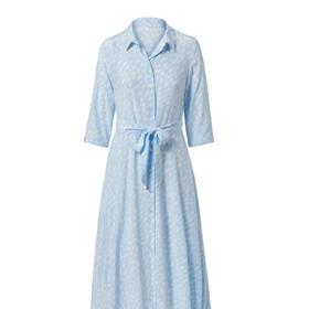 Prodloužená délka i rukávky. Lehké košilové šaty značky Tchibo. (899 Kč)