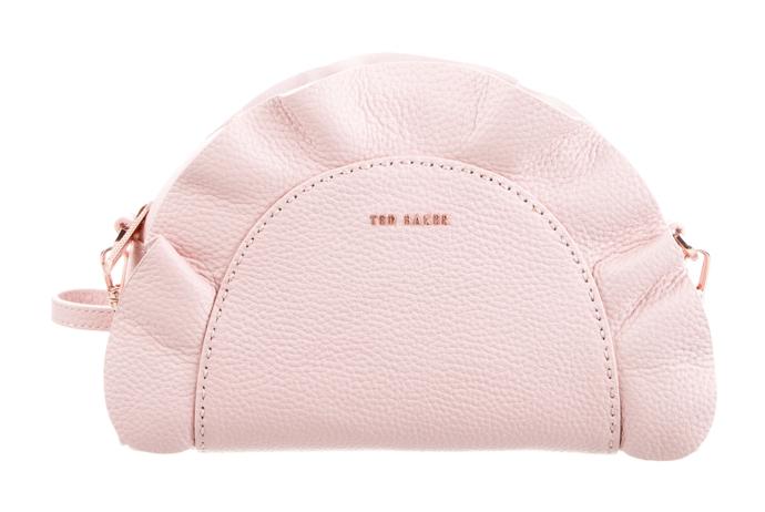 A doladit je může oválná kabelka Ted Baker s volánovými lemy. (3 990 Kč)