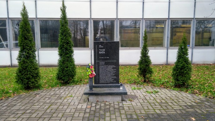 Na místě tragédie vznikl pomník.