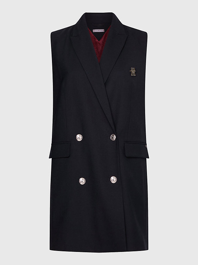 Tmavě modré vestové šaty s dvouřadou fazonou. (Tommy Hilfiger, 5 690 Kč)