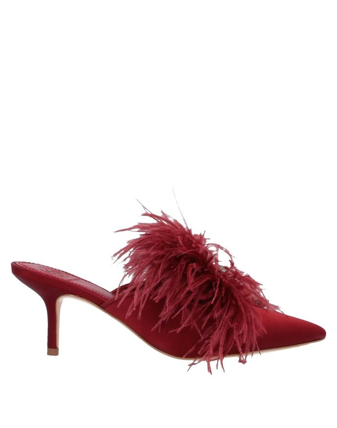 Pantofle typu mules s pštrosím peřím. (Tory Burch, 2 690 Kč)
