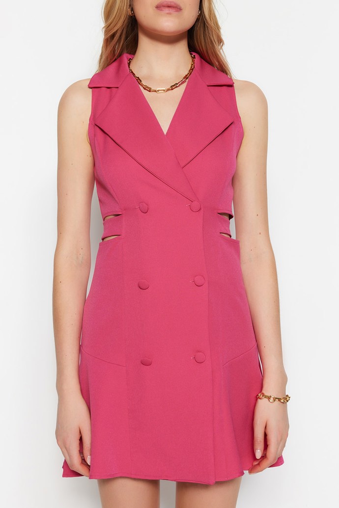 Vestové šaty s dvouřadými prvky a průstřihy. (Trendyol, 1 549 Kč)